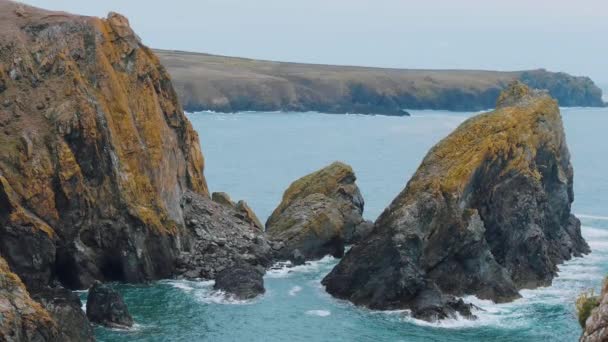 Cornwall Anglie - výhled úžasný parkovistě na pobřeží — Stock video