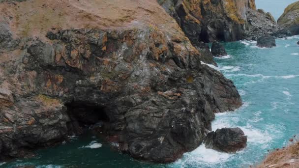 Meravigliosa baia Kynance in Cornovaglia - un famoso punto di riferimento — Video Stock