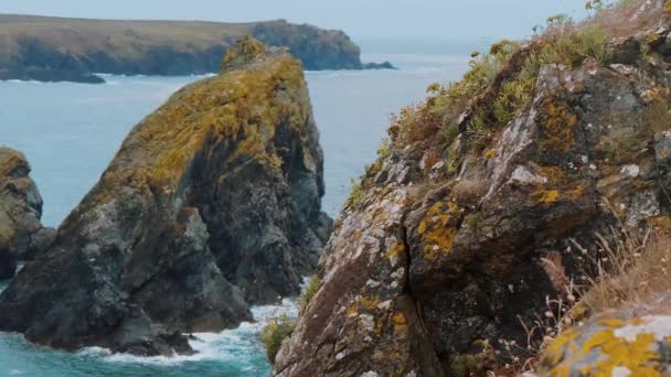 Wonderful Kynance Cove in Cornwall - a famous landmark — Stock Video