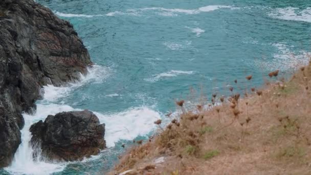 Wild oceaanwater in Kynance Cove in Cornwall — Stockvideo