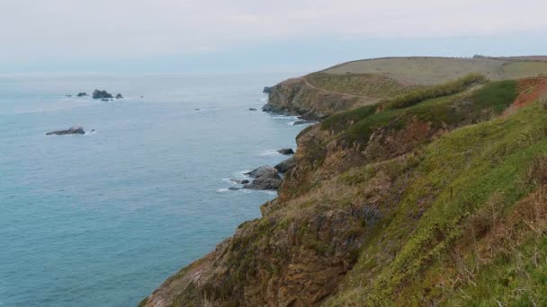 Cornwall Anglie - výhled úžasný parkovistě na pobřeží — Stock video