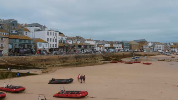 Barcos deitados em um banco de areia na maré baixa em St Ives na Cornualha — Vídeo de Stock