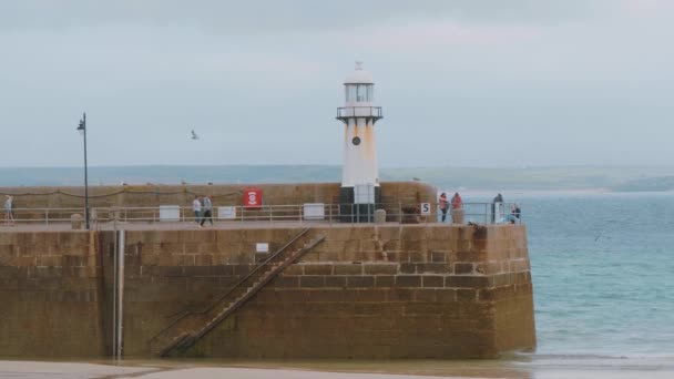 Маяк на пірсі St Ives в Корнуоллі — стокове відео