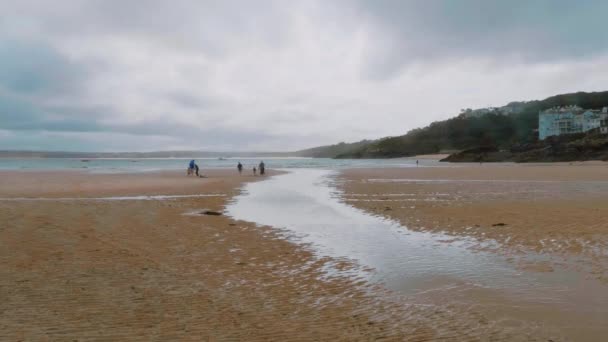 Берега песчаника в гавани Святого Ива во время отлива — стоковое видео