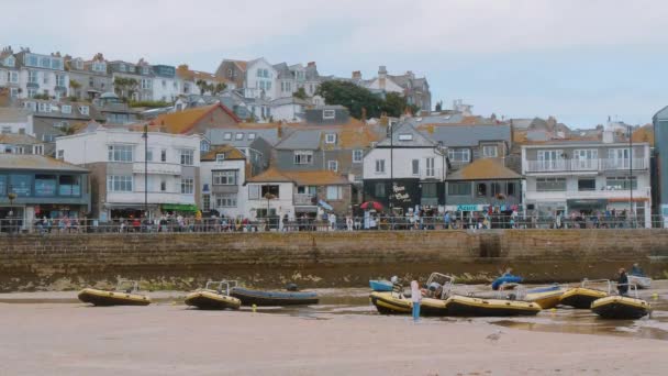 Spaziergang am Hafen von st ives in cornwall - ein beliebter Ort — Stockvideo