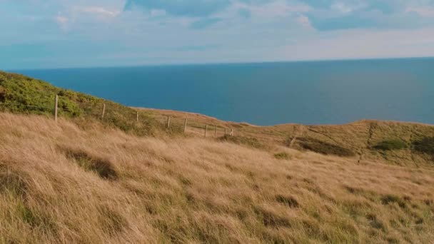 Durdle Door - slavný orientační bod na pobřeží Devon poblíž Dorsetu — Stock video