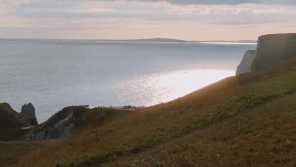 Durdle Door - tengara terkenal di pantai Devon dekat Dorset — Stok Video