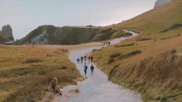 Durdle door - ein berühmtes Wahrzeichen an der Küste von Devon in der Nähe von Dorset — Stockvideo
