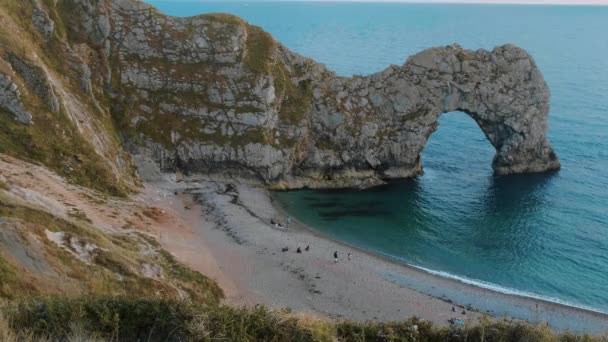 Durdle Door - un famoso hito en la costa de Devon cerca de Dorset — Vídeo de stock