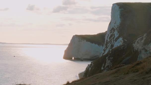 Englands vita klippor i solnedgången — Stockvideo