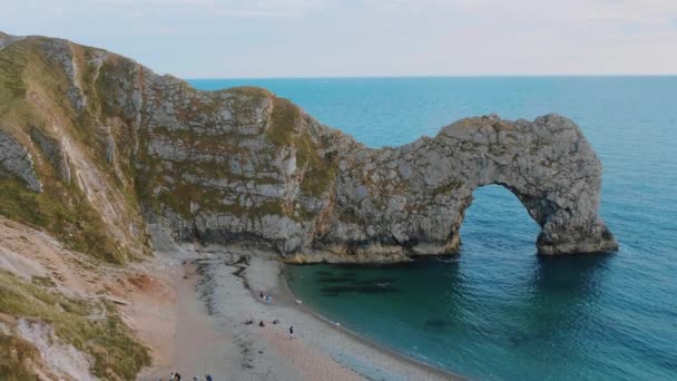 Durdle door - ein berühmtes Wahrzeichen an der Küste von Devon in der Nähe von Dorset — Stockvideo