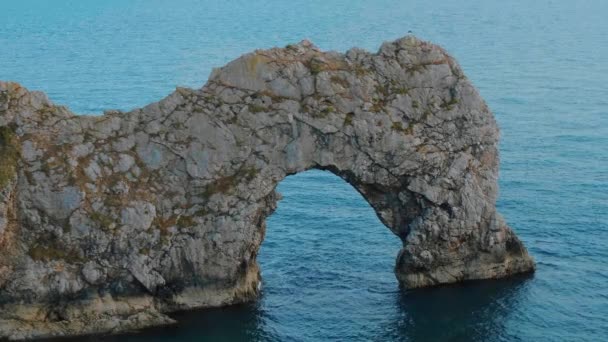 Durdle Door - un famoso punto di riferimento sulla costa del Devon vicino Dorset — Video Stock