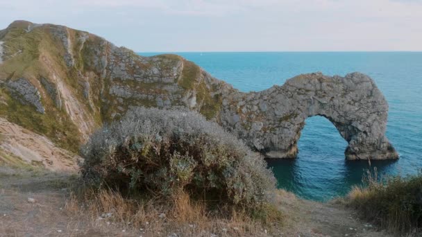 Durdle Door - een beroemde bezienswaardigheid op de kust van Devon in de buurt van Dorset — Stockvideo