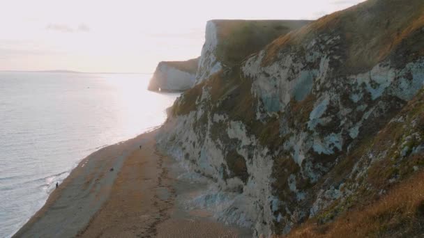 Beyaz Cliffs of England gün batımında — Stok video