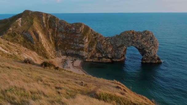 Durdle Door - een beroemde bezienswaardigheid op de kust van Devon in de buurt van Dorset — Stockvideo