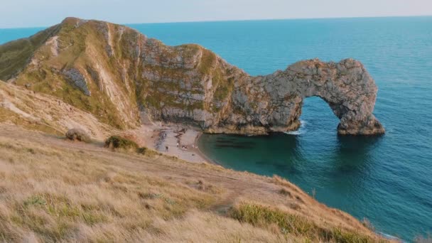 Mooiste plekken in Engeland - Durdle Door in de buurt van Dorset — Stockvideo