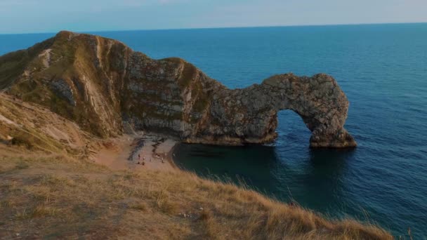 Durdle door - ein berühmtes Wahrzeichen an der Küste von Devon in der Nähe von Dorset — Stockvideo