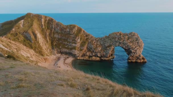 Durdle Door - een beroemde bezienswaardigheid op de kust van Devon in de buurt van Dorset — Stockvideo