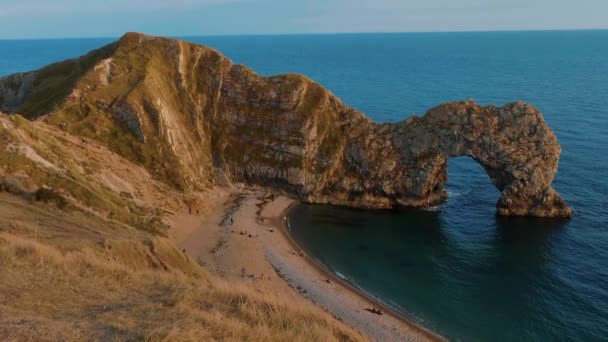 Mooiste plekken in Engeland - Durdle Door in de buurt van Dorset — Stockvideo