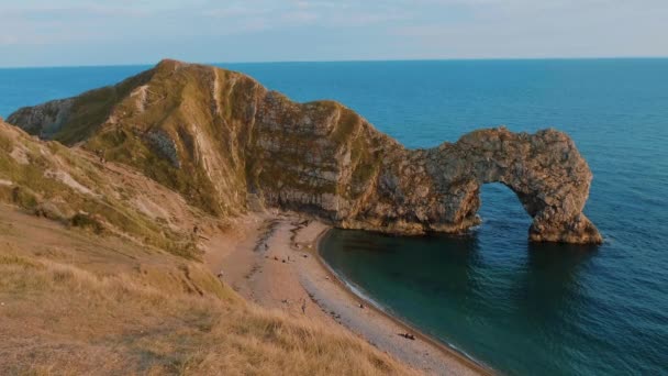 Durdle Door - een beroemde bezienswaardigheid op de kust van Devon in de buurt van Dorset — Stockvideo