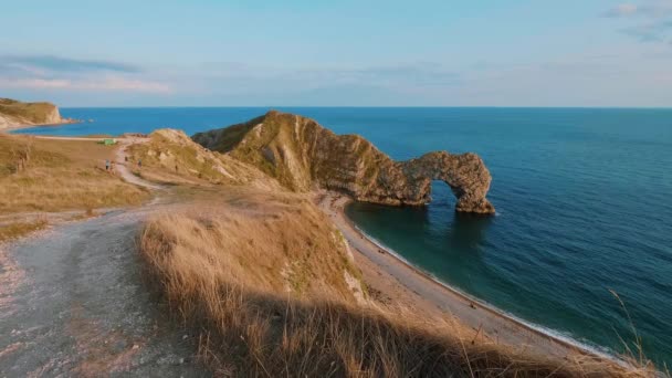 Durdle kapı - Devon İngiltere'deki en ünlü dönüm noktası üzerinden günbatımı — Stok video