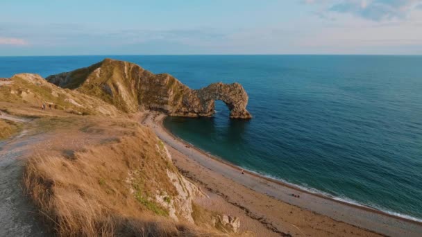 Durdle Door - un famoso hito en la costa de Devon cerca de Dorset — Vídeo de stock