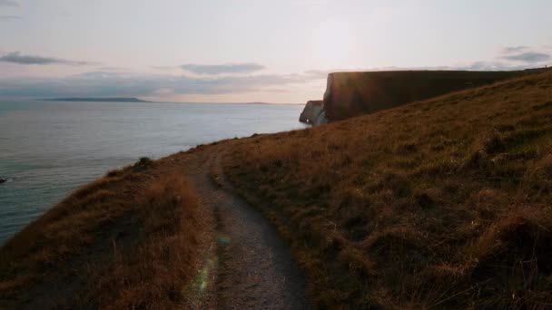 Durdle Door - un famoso hito en la costa de Devon cerca de Dorset — Vídeo de stock