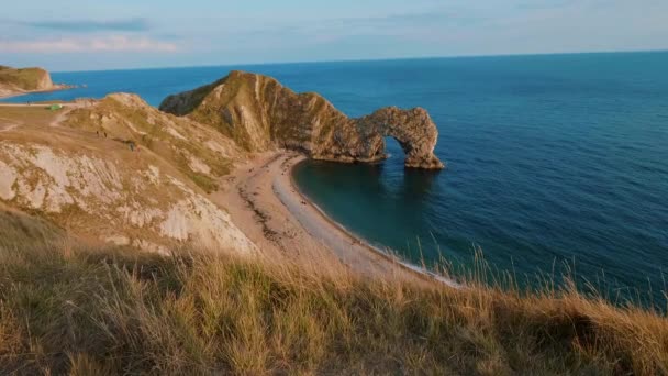 Solnedgång över Durdle Door - den mest berömda landmärken i Devon England — Stockvideo