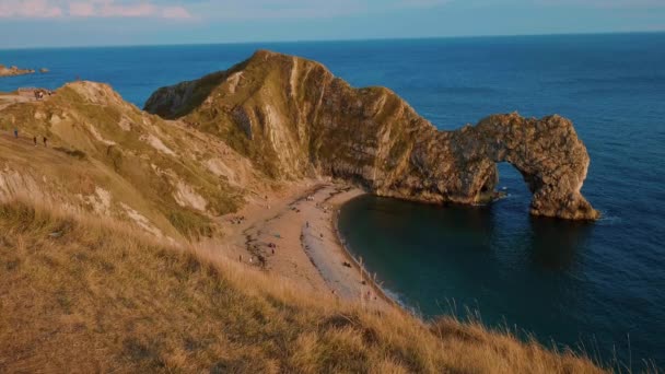 Durdle Door - um marco famoso na costa de Devon, perto de Dorset — Vídeo de Stock
