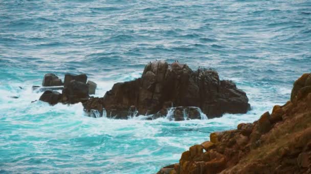 Agua del océano salvaje en extrema cámara lenta: olas de agua dulce golpeando contra rocas — Vídeos de Stock