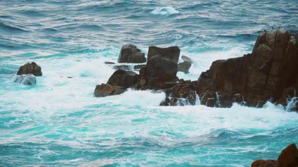 Tipikus jelenet a frissesség - vad óceán víz lassítva — Stock videók