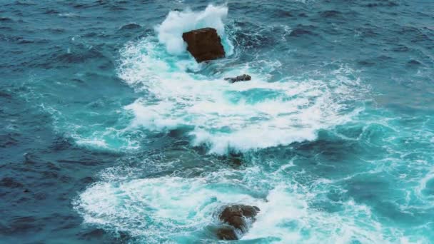 극단적인 슬로우 모션-신선한 물 파도 바위에 대 한 타격에 야생 바다 물 — 비디오
