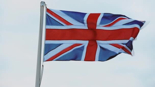 Britische Flagge weht in Zeitlupe im Wind an der Küste von Cornwall — Stockvideo