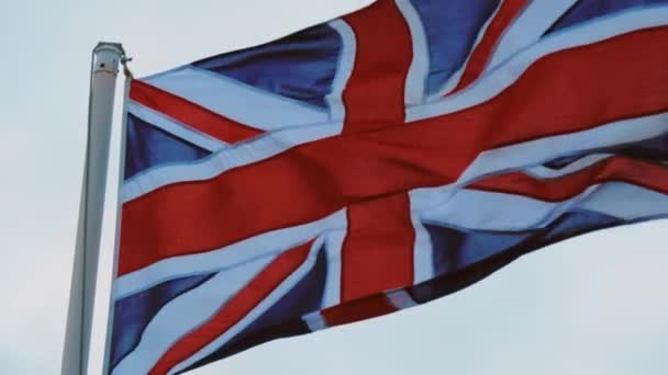 Σημαία Της Μεγάλης Βρετανίας Κυματισμό Του Ανέμου Στα Ελληνικά Παράλια — Αρχείο Βίντεο