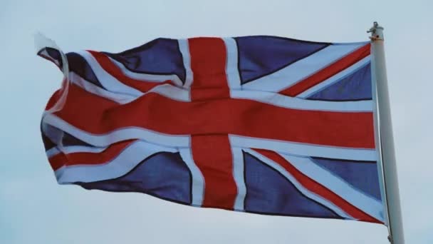 Britische Flagge weht in Zeitlupe im Wind an der Küste von Cornwall — Stockvideo