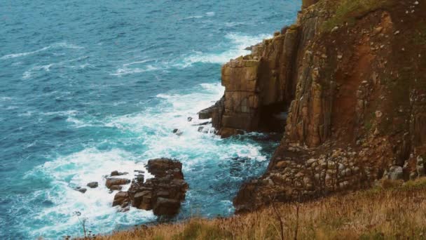 Les vagues de l'océan bleu frappent contre les falaises au ralenti — Video