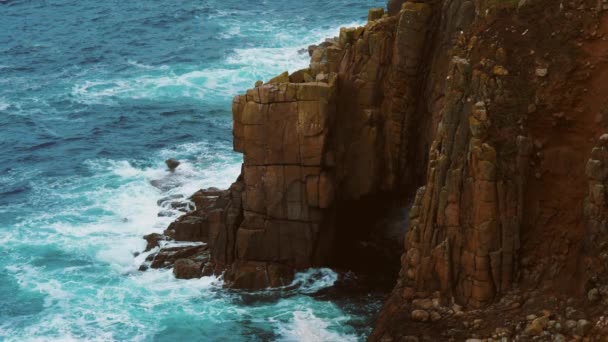 Les vagues de l'océan bleu frappent contre les falaises au ralenti — Video