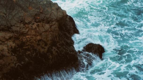极端慢动作中的野生海水-淡水波浪撞击岩石 — 图库视频影像