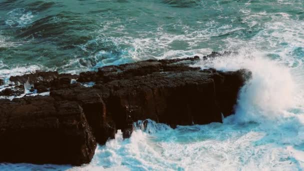 Χαρακτηριστική σκηνή για φρεσκάδα - άγρια ωκεανό νερό σε αργή κίνηση — Αρχείο Βίντεο