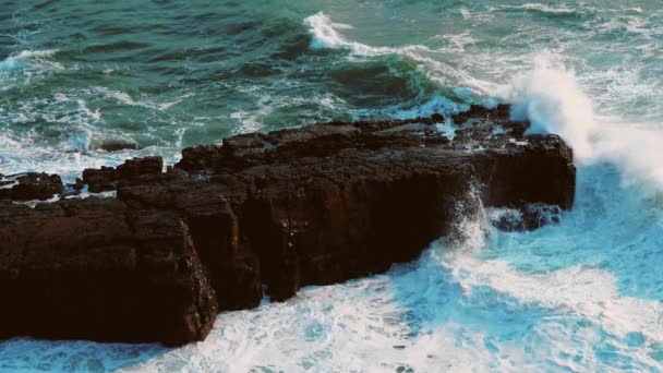 Água azul profunda do oceano em câmera lenta - frescura pura — Vídeo de Stock