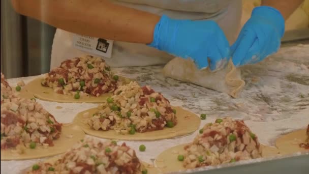 Preparación de pasteles originales de cornish - Pasty es una especialidad de Cornwall — Vídeos de Stock