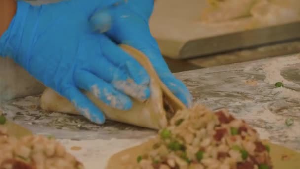 Preparación de pasteles originales de cornish - Pasty es una especialidad de Cornwall — Vídeos de Stock