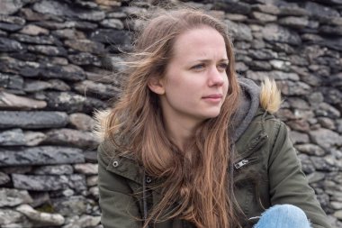 İrlanda'nın Batı kıyısı 20 yaşında bir genç kız rahatlatır