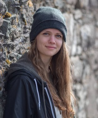 Genç ve mutlu kadın gülümsüyor kameraya