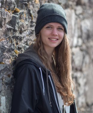 Genç ve mutlu kadın gülümsüyor kameraya