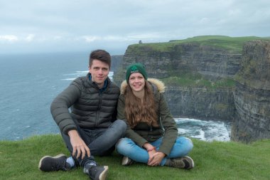 Genç İrlandalı west Coast'ta tatil çift