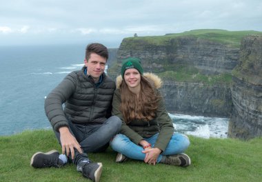 Mutlu çift geçirir zaman birlikte - tatil iki arkadaş