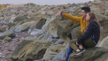 Bir selfie kayalık İrlandalı west coast adlı iki arkadaş