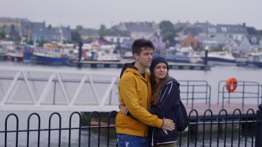 Genç adam kız arkadaşı hugs ve harika derecik köyü İrlanda sahiptir