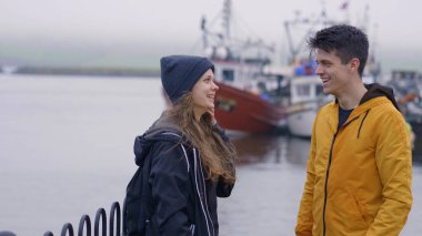 Genç çift İrlanda kendi gezi eğlenceli bir yeri vardır